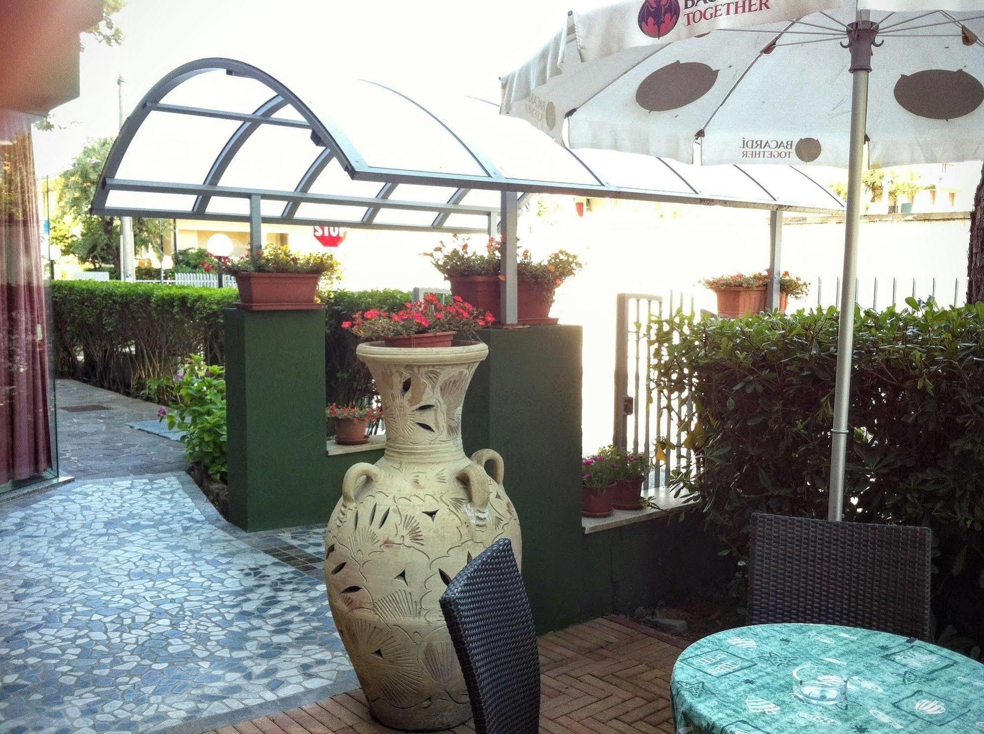 Hotel Etna - Nuova Gestione Romagnola All-Inclusive Spiaggia Parcheggio Riccione Exteriör bild