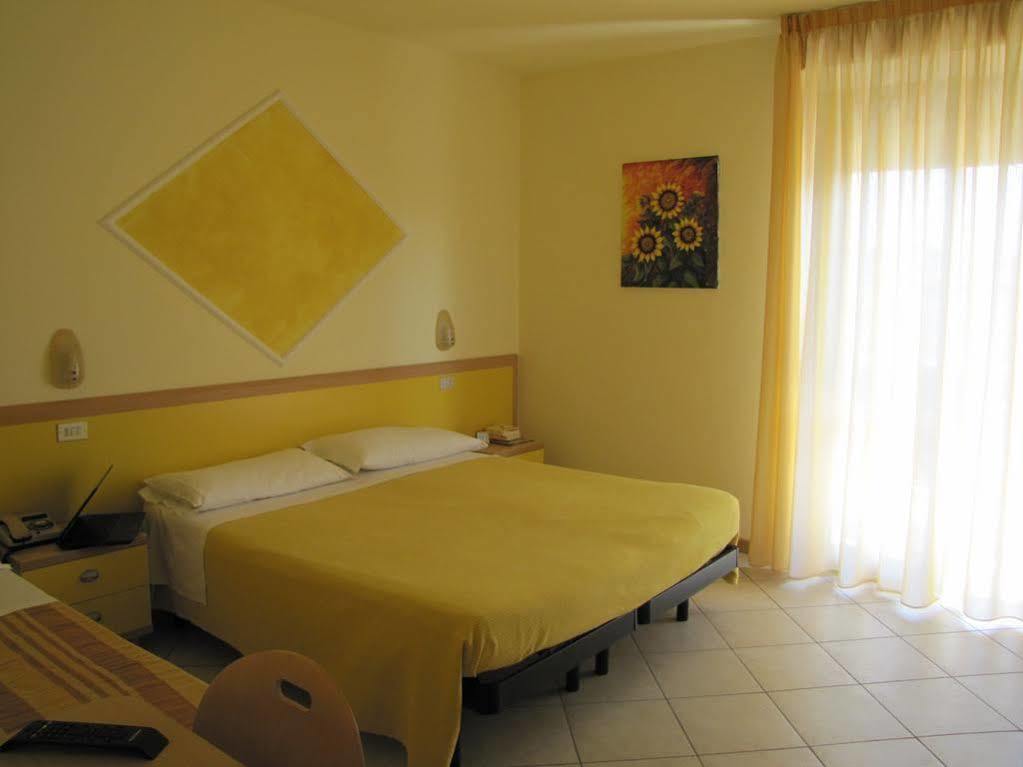 Hotel Etna - Nuova Gestione Romagnola All-Inclusive Spiaggia Parcheggio Riccione Exteriör bild